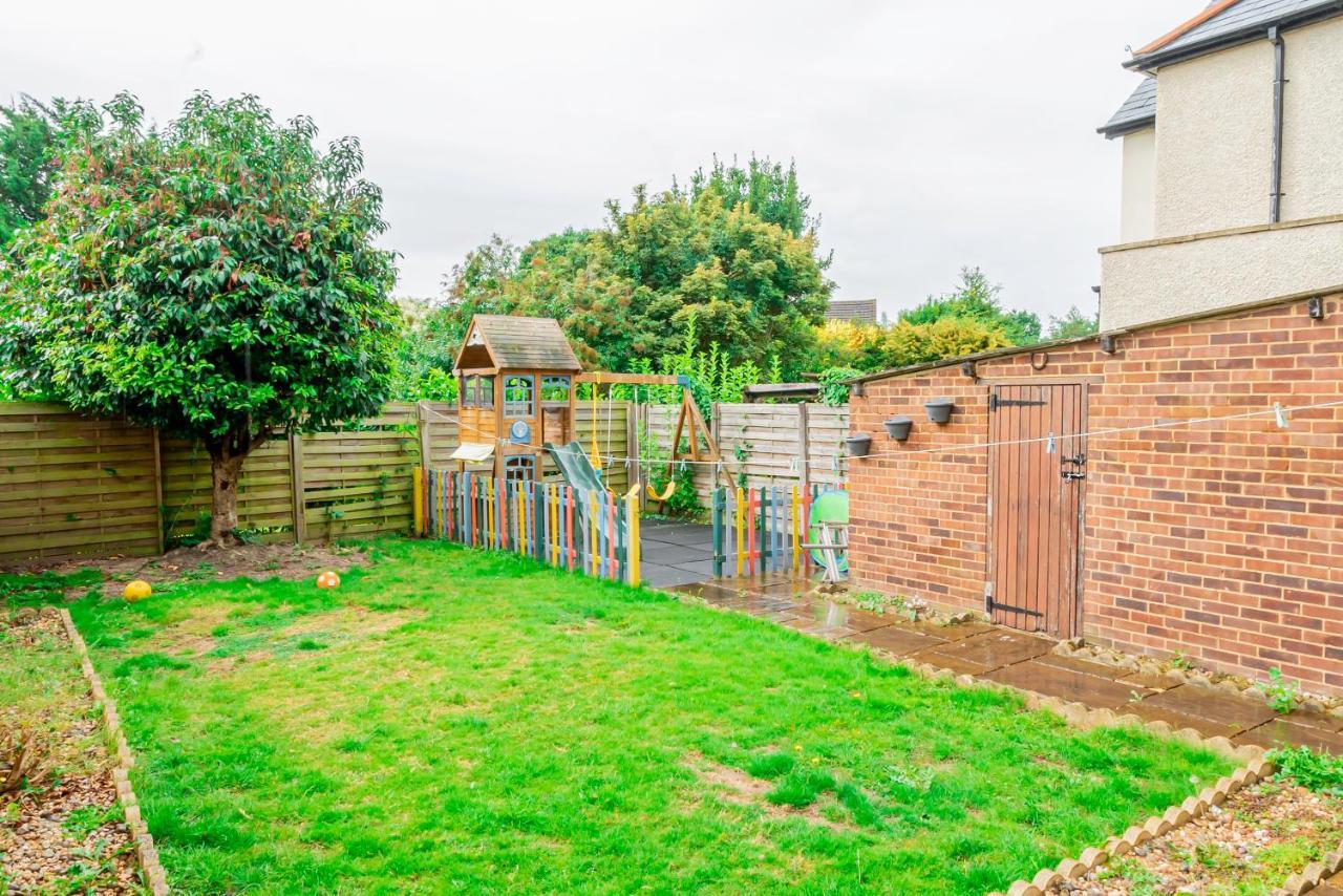 Stunning Place, Close To Windsor & Heathrow & Private Parking Бърнъм Екстериор снимка