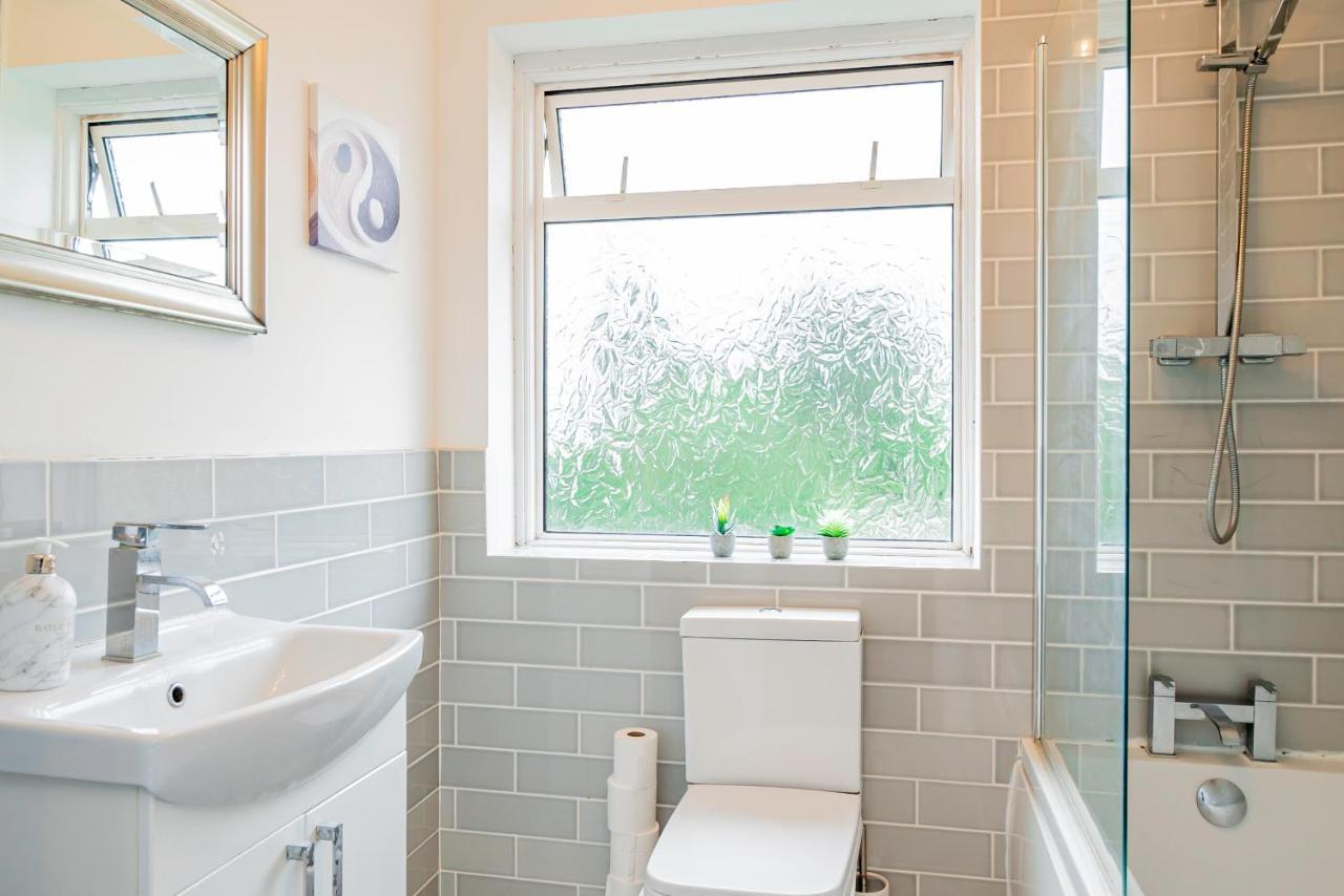 Stunning Place, Close To Windsor & Heathrow & Private Parking Бърнъм Екстериор снимка