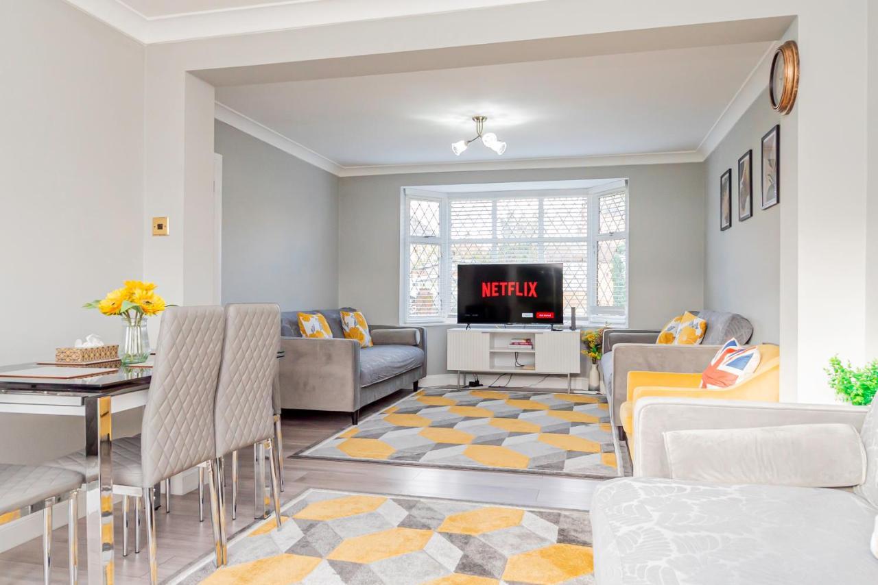 Stunning Place, Close To Windsor & Heathrow & Private Parking Бърнъм Екстериор снимка